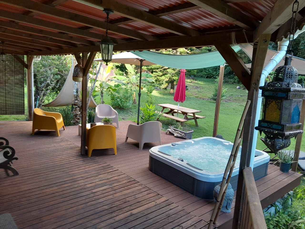 Terrasse extérieure de l'Habitation Madame Rosalie